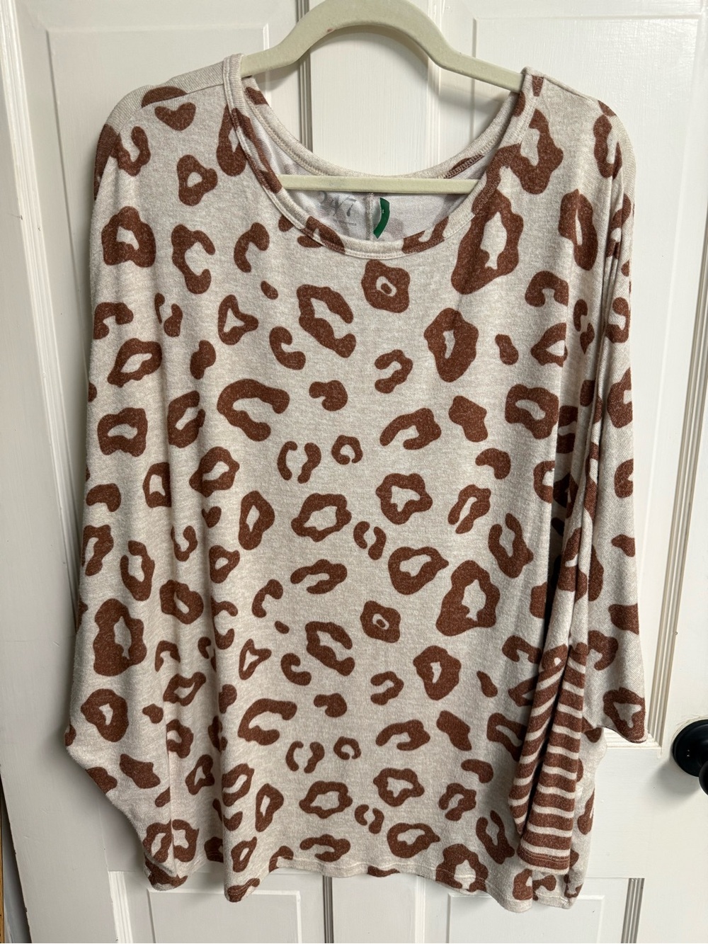 24/7 Cozy Leopard Print Long Sleeve Top - Cream & Brown size 2X. Bat wing sleeve